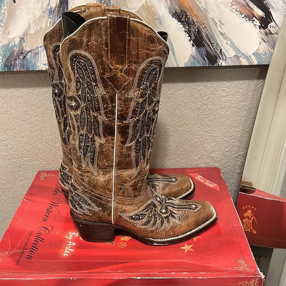 Beautiful Cowboy Boots with crosses and bling around the crosses - Picture 2 of 5